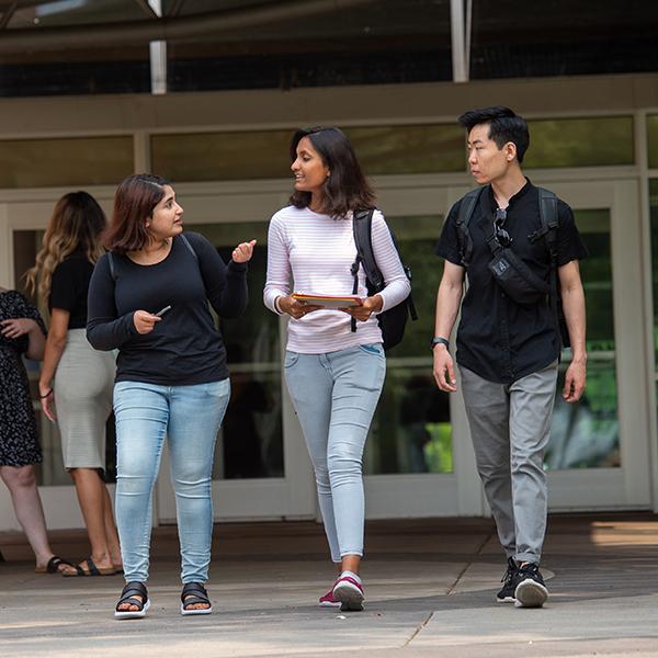 学生们走出图书馆